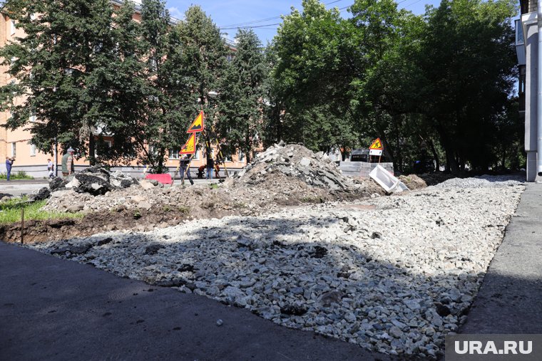 На улице Испанских рабочих ремонтируют участок от Мельковской до Азина