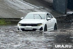 В Москве после ливней автомобили начали на ходу погружаться под воду