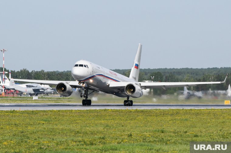 Ту-214 — узкофюзеляжный самолет средней дальности, который может перевозить до 210 пассажиров