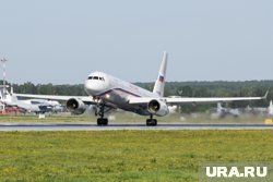 Ту-214 — узкофюзеляжный самолет средней дальности, который может перевозить до 210 пассажиров