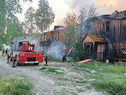 Горит кровля и второй этаж здания