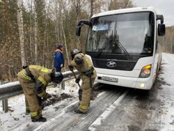 Автобус застрял из-за гололеда