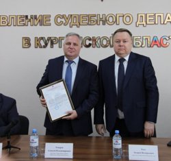 Теверев (слева) стал новым начальником управления судебного департамента