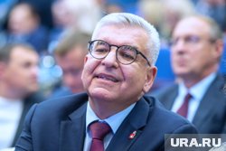 Игорь Сапко угощает своим урожаем коллег