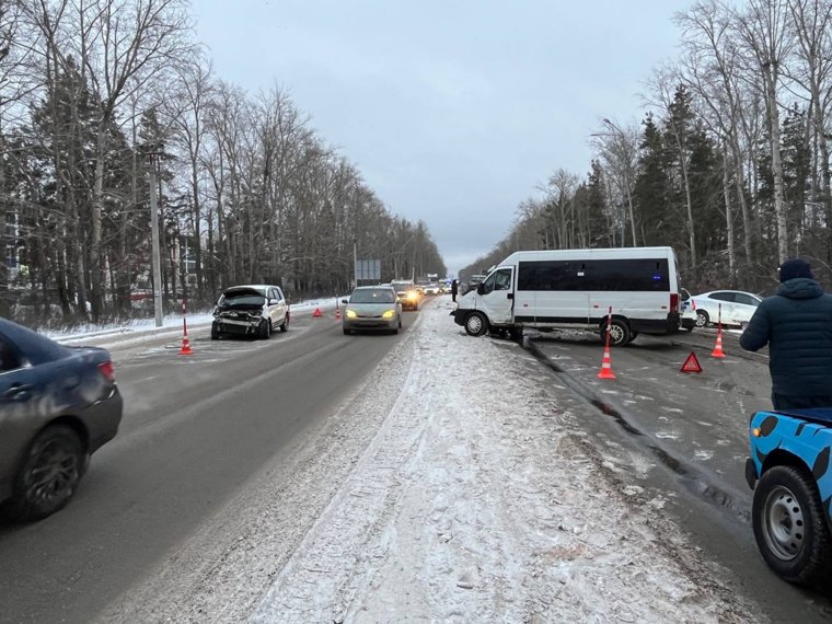 В массовой аварии под Тюменью пострадали четыре автомобиля