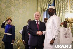 Владимир Путин встретил Ассими Гойту в Зеленой гостиной Кремля