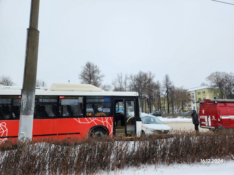 Автобус въехал в автомобиль такси на улице Чкалова