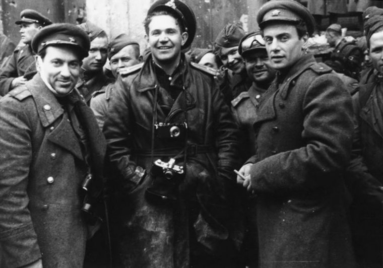 Советские военные фотографы стоят у стен Рейхстага