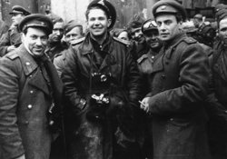 Советские военные фотографы стоят у стен Рейхстага