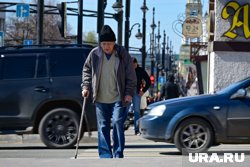 Пенсионеру после нападения помогли прохожие