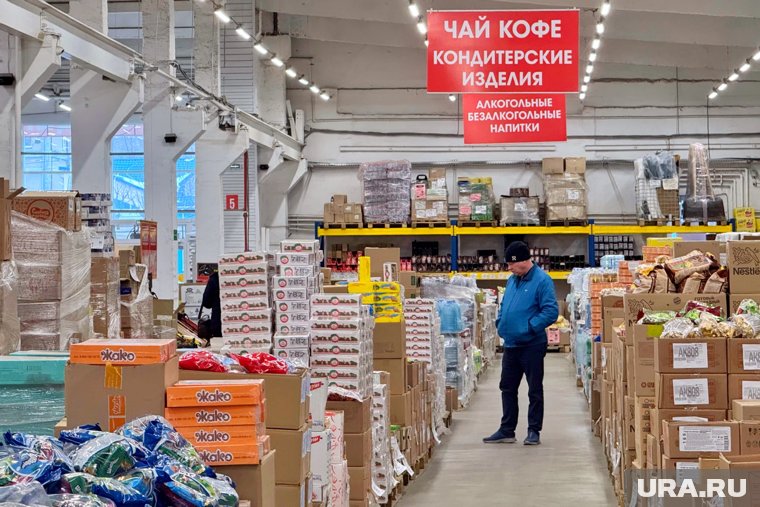 Магазин бюджетный, поэтому пришлось пожертвовать красотой в зале