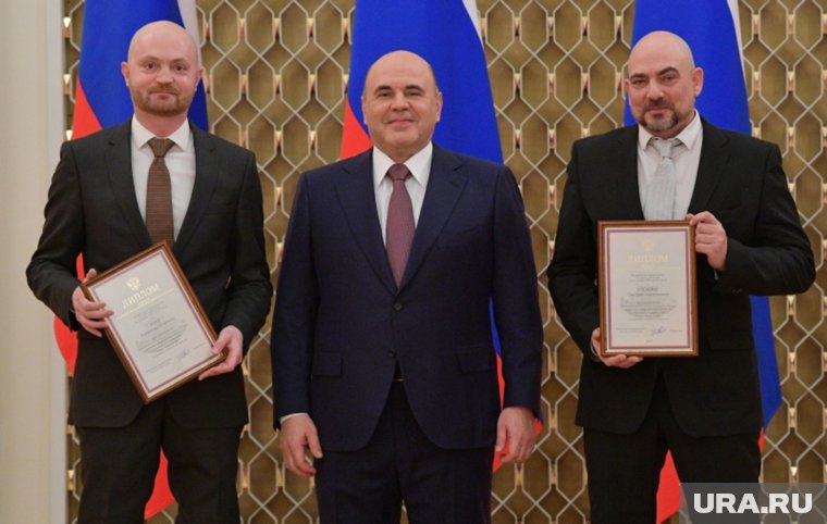 Награждение лауреатов премий правительства РФ за 2020 год в области средств массовой информации Александра Коца (слева) и Дмитрия Стешина (справа)