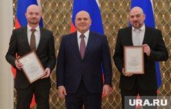 Награждение лауреатов премий правительства РФ за 2020 год в области средств массовой информации Александра Коца (слева) и Дмитрия Стешина (справа)
