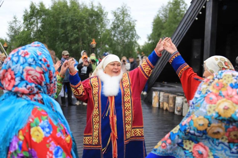 В поселке Пельвож для жителей выступили артисты с национальными танцами и музыкальными номерами