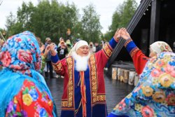 В поселке Пельвож для жителей выступили артисты с национальными танцами и музыкальными номерами