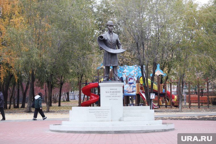 Памятник Балакшину в горсаду Кургана
