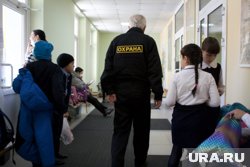 Охрана в колледже и школе не устроила ямальцев