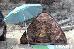 Палатку лучше установить на открытой территории, далеко от леса