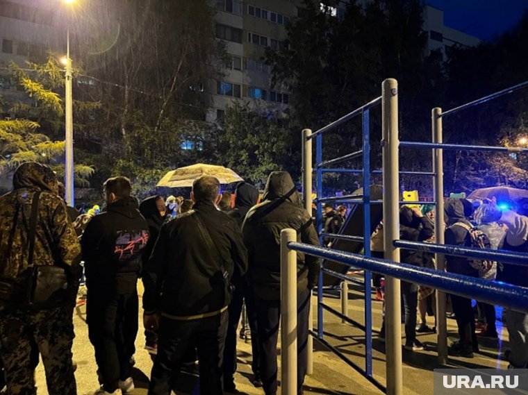 Горожане несут вещи для жильцов