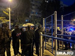 Горожане несут вещи для жильцов