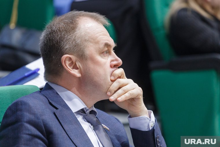 Депутат Госдумы от ЛДПР Станислав Наумов сопереживает золотодобытчику Константину Струкову