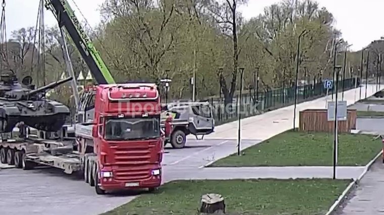 Боевую машину доставили на полуприцепе