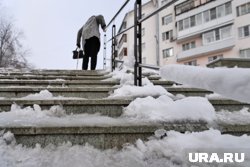 Лестницы в Салехарде не чистят от наледи (архивное фото)