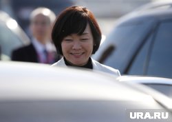 Акиэ Абэ работала в рекламном агентстве, на радиостанции и даже открывала свой бар