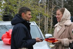 Ключи от автомобиля передали Виталию, главе семейства