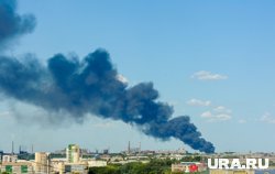 В Новом Уренгое горит гаражный бокс