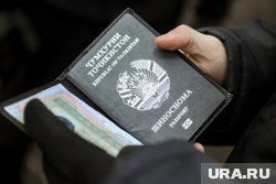 Полицейские проводят рейды среди мигрантов, проверяя в том числе в аэропортах