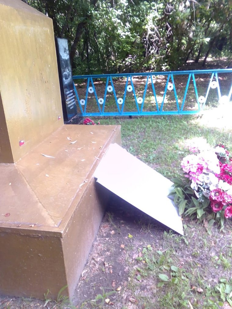 Памятник героям ВОВ пострадал от рук вандалов в Редькино
