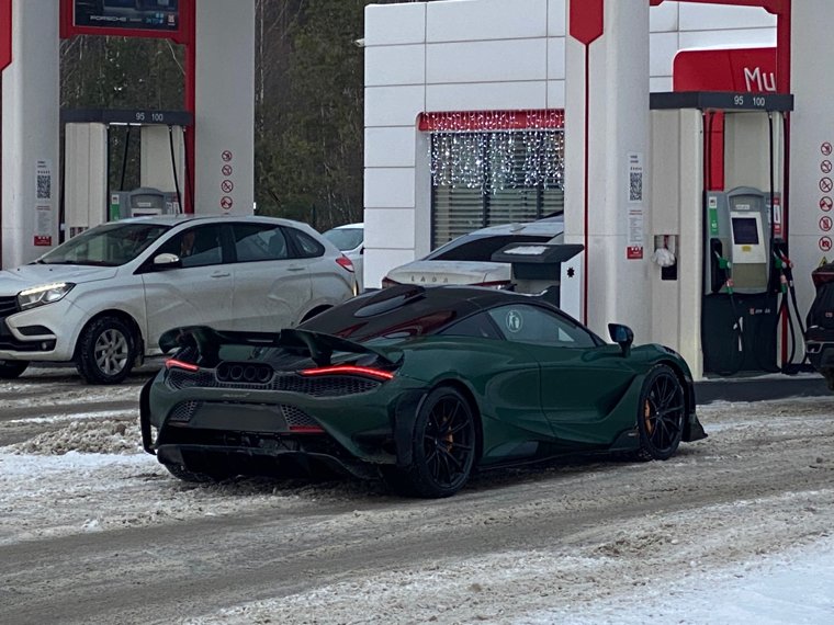 Пермяки сфотографировали McLaren 720s на городской АЗС