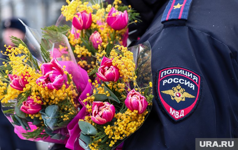 Девушки в форме поздравили жительниц ЯНАО и рассказали, почему пришли на службу