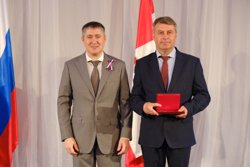 Награду металлургу вручил губернатор Пермского края Дмитрий Махонин