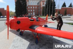 В Новом Уренгое установили модель истребителя 