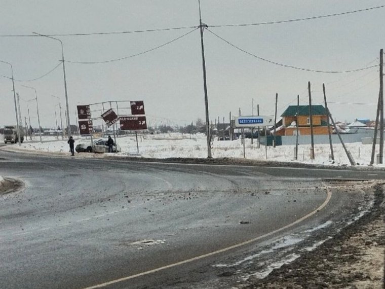 Автомобиль врезался в дорожный указатель