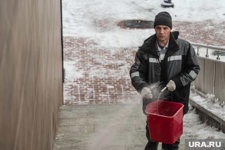 На скользких дорогах в ЯНАО падают люди 