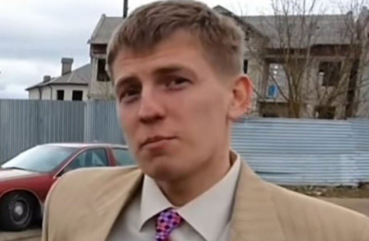 Комик Алексей Щербаков в шоу «Перелезаем через заборы в костюме с Алексеем Щербаковым»
