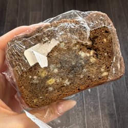 Плесень на хлебе обнаружила под наклейкой жительница Надыма
