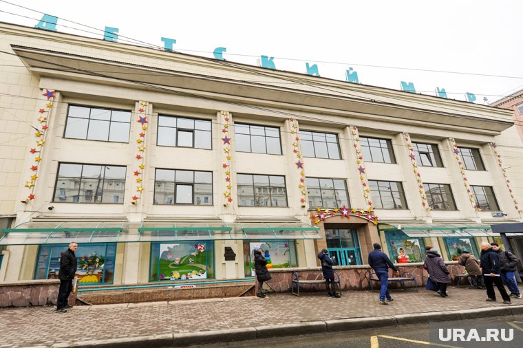 В городе приведут в порядок фасад и крышу здания, расположенного напротив «Детского мира»