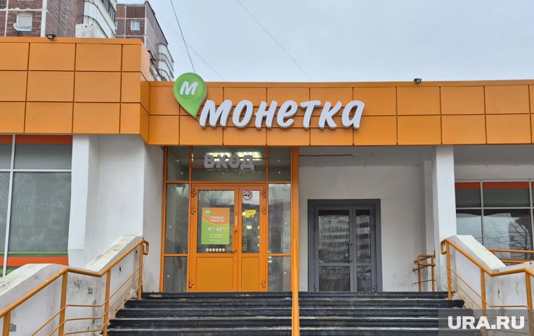 Женщина брала деньги из кассы магазина