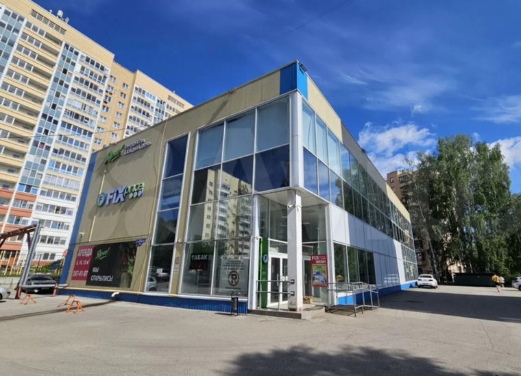 Общая площадь объекта составляет 1402,9 квадратных метра