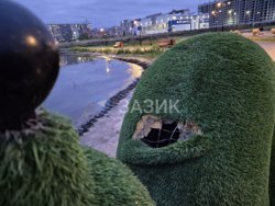 Топиарные улитки, бегемоты и хоббит-домики покрылись потертостями и пробоинами