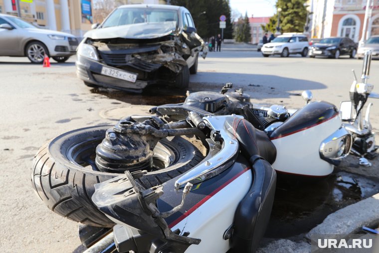 В Новом Уренгое мотоциклист выжил в тройном ДТП