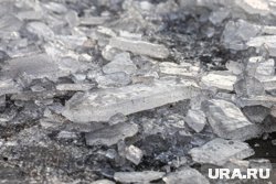 Прохожие заметили часть одежды, выступающую изо льда