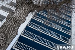 В Нефтеюганске полиция работает на месте гибели женщины, чей труп был обнаружен под окнами многоэтажки