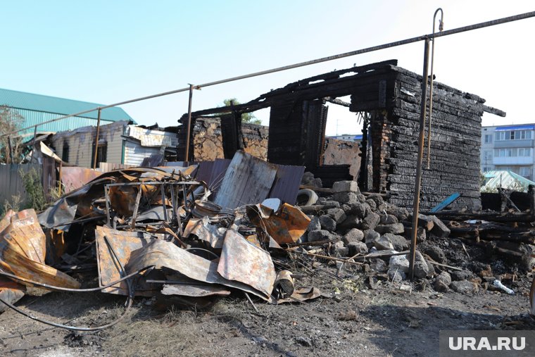 В Новом Уренгое имущество жильцов соседних домов пострадало от пожара в "деревяшке" (архивное фото)