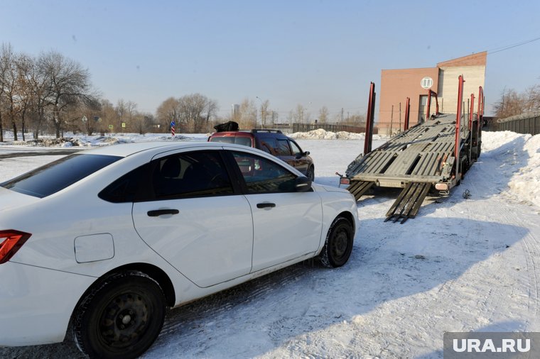 Некоторые из автомобилей доставят в зону распределения на автовозе