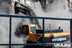 В экскаваторе загорелся моторный отсек